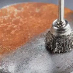 Cepillo metálico eliminando óxido de una superficie de hierro. Demostración de como quitar el oxido del hierro.
