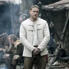 Charlie Hunnam jako Artur w filmie "Król Artur: Legenda miecza". Obsada filmu w historycznych strojach.