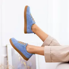 Niebieskie buty z nubuku na brązowej podeszwie. Dowiedz się, jak wyczyścić buty z nubuku, by wyglądały jak nowe.