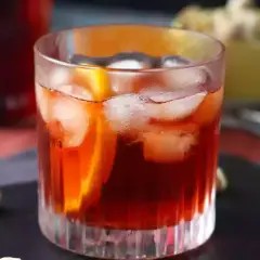 Klasyczny negroni przepis: orzeźwiający koktajl z lodem i pomarańczą. Idealny na letnie wieczory.