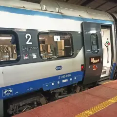 Pociąg PKP na peronie. Z jakim wyprzedzeniem można kupić bilet PKP? Warto sprawdzić wcześniej, by mieć pewność miejsca.