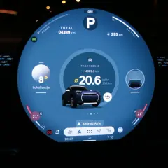 Cyfrowy kokpit samochodu elektrycznego. Widoczny jest model Mini, zasięg 295 km, zużycie 20.6 kWh/100 km. To jest właśnie ac mini co to za auto.