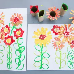 Barnens pyssel blommor med färgglada stämplar av toarullar.