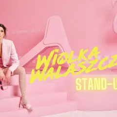Wiola Walasczyk gotowa na stand-up. Siedzi na różowych schodach obok flaminga.