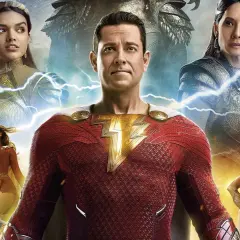 Shazam! Gniew bogów: obsada filmu z superbohaterami w strojach, otoczona błyskawicami.