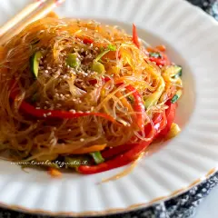 Spaghetti di soia con verdure colorate, un piatto leggero e gustoso, guarnito con semi di sesamo.