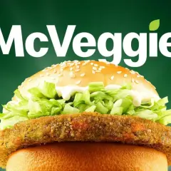Nowy McVeggie, wege burger McDonald's, z chrupiącym kotletem warzywnym i świeżą sałatą.