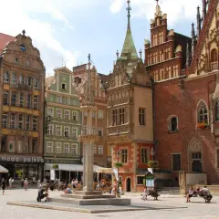 Rynek we Wrocławiu, jednym z największych miast w Polsce, z kolorowymi kamienicami i ratuszem.