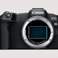 Czarny aparat Canon EOS R8 z widocznym sensorem.