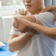 Ortopeda czy fizjoterapeuta przy bólu pleców? Sprawdź, kogo wybrać!
