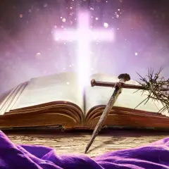 Otwarta Biblia, cierniowa korona i gwóźdź symbolizują mękę Chrystusa. Światło krzyża nad księgą przypomina o nadziei i czasie refleksji, ile trwają rekolekcje.