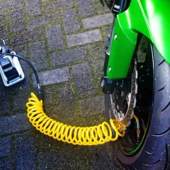 Compresor portátil conectado a la rueda de una moto para hinchar neumáticos con nitrógeno.