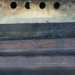 Holzofen richtig heizen: Briketts brennen mit Flammen.