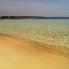 Czysta, turkusowa woda przy plaży w Ayia Napa zachęca do kąpieli. Idealna temperatura wody na Cyprze.