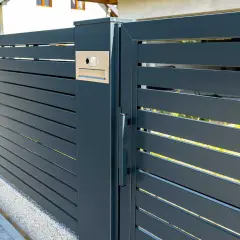 Nowe, nowoczesne ogrodzenie z furtką. Wbudowany domofon i skrzynka na listy. Otwieranie furtki z elektrozaczepem od wewnątrz.