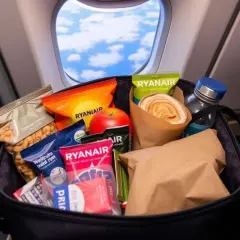 Czy można przewozić jedzenie w bagażu podręcznym Ryanair? Oto zasady