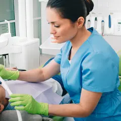 Czym znieczula dentysta? Poznaj skuteczne metody bez bólu
