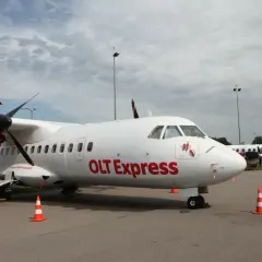 Samolot OLT Express na płycie lotniska.
