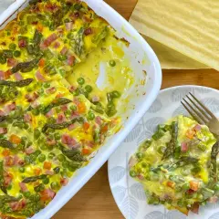 Lasagne primavera con asparagi, piselli e prosciutto cotto, un piatto colorato e gustoso.
