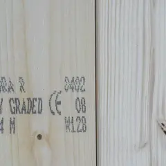 Drewno C24 z oznaczeniem "DRY GRADED" świadczy o jego wytrzymałości na zginanie, idealne do konstrukcji.