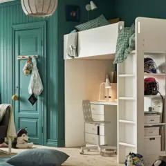 Coole Jugendzimmer Ideen: Hochbett mit Schreibtisch, Hockeyausrüstung und Kuscheltieren.