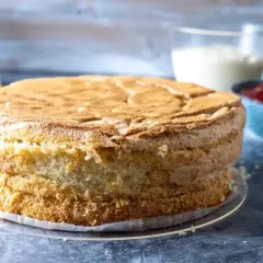 En fluffig tårtbotten, redo för fyllning. Perfekt för ditt tårtbotten recept.