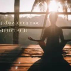 Sylwetka osoby medytującej o wschodzie słońca. Poznaj zbawienną moc medytacji.