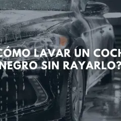¿Cómo lavar un coche negro en casa sin rayarlo? El coche está cubierto de espuma, listo para un lavado seguro.
