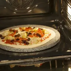 Ile piec pizzę na kamieniu, aby uzyskać idealny smak i chrupkość?