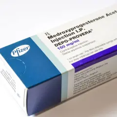 Opakowanie leku Depo-Provera 150 mg/ml. Zastanawiasz się, ile kosztuje zastrzyk antykoncepcyjny dla psa?