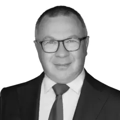 Portret Macieja Adamkiewicza w garniturze i okularach. Myśli o swoich dzieciach i ich przyszłości.