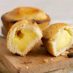 Pasticciotti leccesi, dolci tipici da provare a Lecce, con ripieno cremoso alla crema pasticcera.