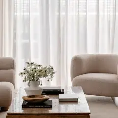 Cortinas o estores: ¿Qué elegir para tu salón? Guía experta 2026