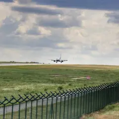 Samolot ląduje na pasie startowym. Widok z tarasu widokowego lotnisko Gdańsk.