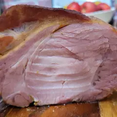 Pyszny, uwędzony schab na desce. Idealny do wędzenia, by uzyskać soczyste i aromatyczne mięso.