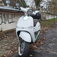 Czy motorowerem można jeździć po ścieżce rowerowej? Sprawdź przepisy!
