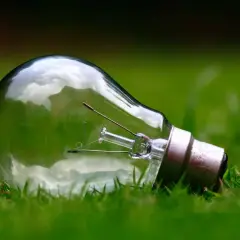 Żarówka 100W: Ile prądu zużywa? Oblicz koszty i oszczędź!