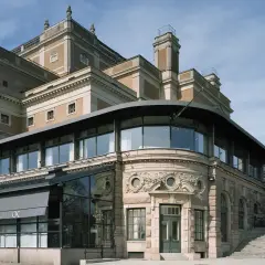 Operakällaren, en del av scenkonstmuseet, med sin eleganta restaurang och imponerande arkitektur.