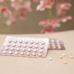 Zwei Blisterpackungen mit Verhütungspillen liegen auf einer hellen Oberfläche. Die Pille ab 40 ist eine Option für Frauen.