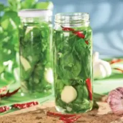Słoiki z bazylią, czosnkiem i chili. Świetny sposób, co zrobic z lisci bazylii, by zachować ich aromat na dłużej.