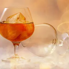 Szklanka brandy z lodem, obok pusta szklanka. Idealne do delektowania się smakiem.