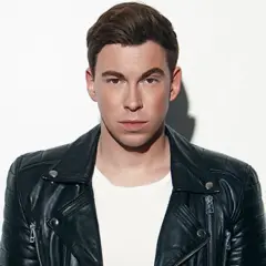 DJ Hardwell w czarnej ramonesce, gotowy na koncert w Polsce.
