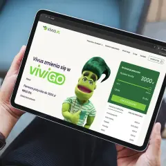 Na tablecie wyświetla się strona vivus.pl z ofertą pożyczki. Zielona postać z włosami zachęca do skorzystania z oferty, gdzie vivus gdzie jest haczyk? RRSO 0% na pierwszą pożyczkę do 3000 zł.