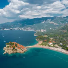Sveti Stefan, Czarnogóra czy warto? Malownicza wyspa połączona z lądem, turkusowe morze i góry w tle. Idealne miejsce na wakacje.