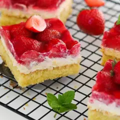 Omas Erdbeerkuchen vom Blech: saftiger Boden, cremige Schicht und frische Erdbeeren unter glänzendem Tortenguss. Ein Genuss!