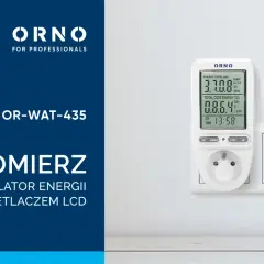 Biały miernik energii ORNO OR-WAT-435 podłączony do gniazdka, pokazuje pobór mocy i koszty energii.