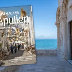 Reisemagazin "Apulien" mit vielen Geheimtipps, zeigt eine malerische Gasse mit Strohhüten und das Meer.