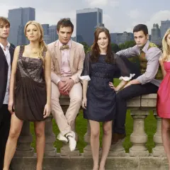 Die Hauptbesetzung von Gossip Girl posiert vor der Skyline von New York.