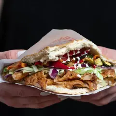 Apetyczny kebab z kurczakiem, warzywami i sosami. Czy kebab jest zdrowy? Zależy od składników i sposobu przygotowania.