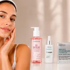Mujer con piel radiante, aplicando productos de cuidado facial. Ideal para piel grasa, con gel micelar, serum y ampollas.